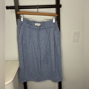 Ellen Tracy heathered blue linen blend skirt with elastic waist and tie-up belt.